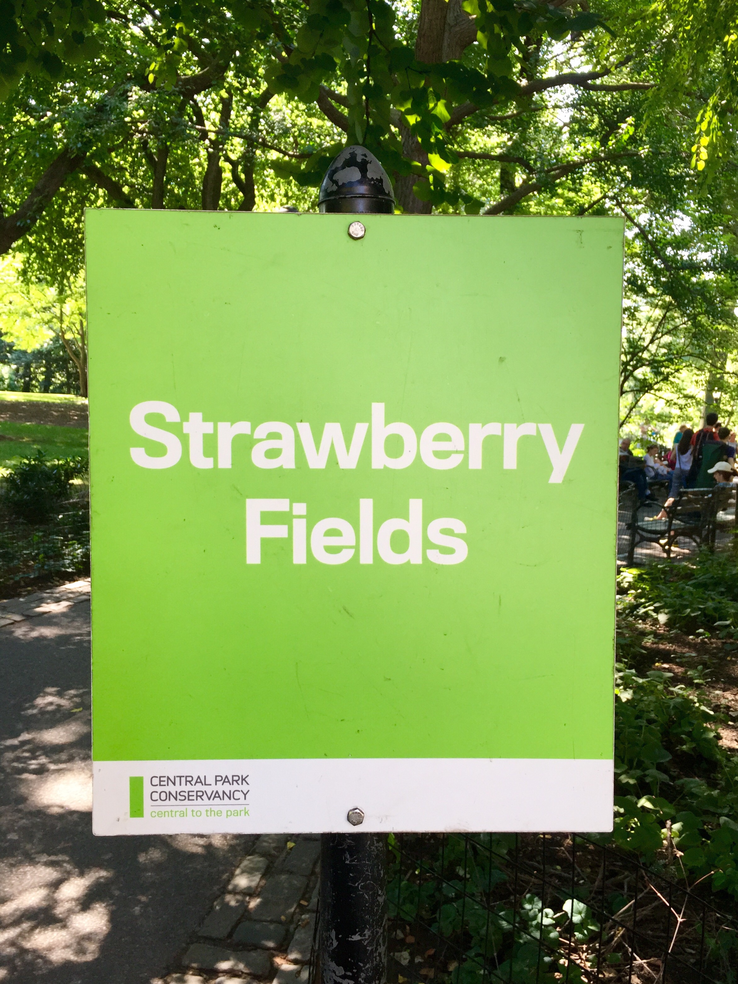 Strawberry Fields - Hinweistafel