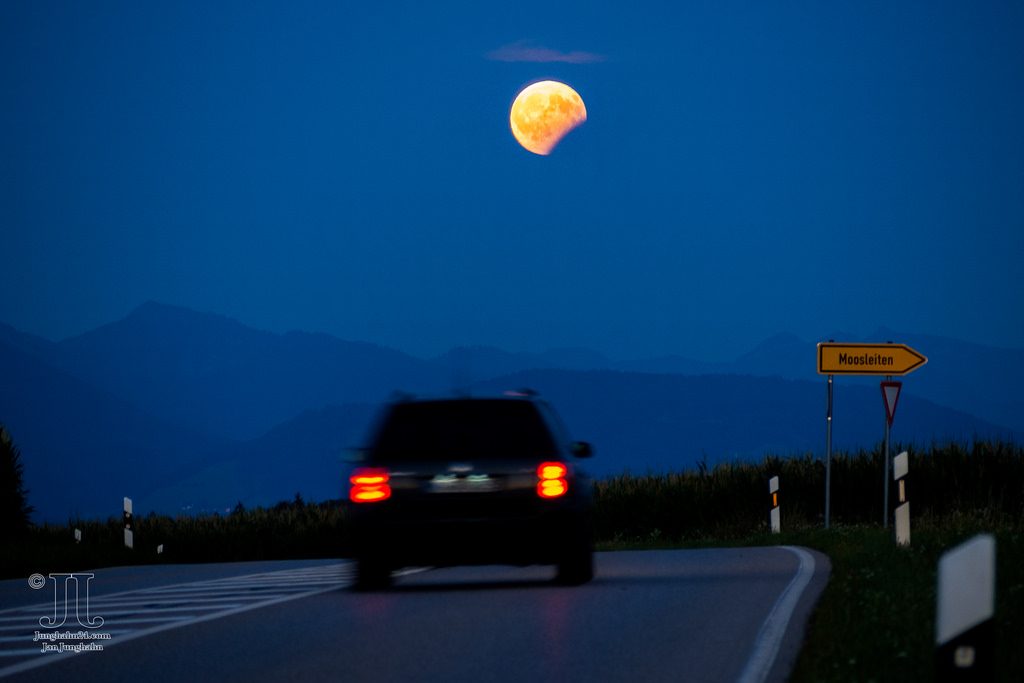 Auf dem Weg zum Mond - Dieser Anblick hat nichts mit der Halbschattenfinsternis über Europa zu tun. Es handelt sich um eine partielle Mondfinsternis.