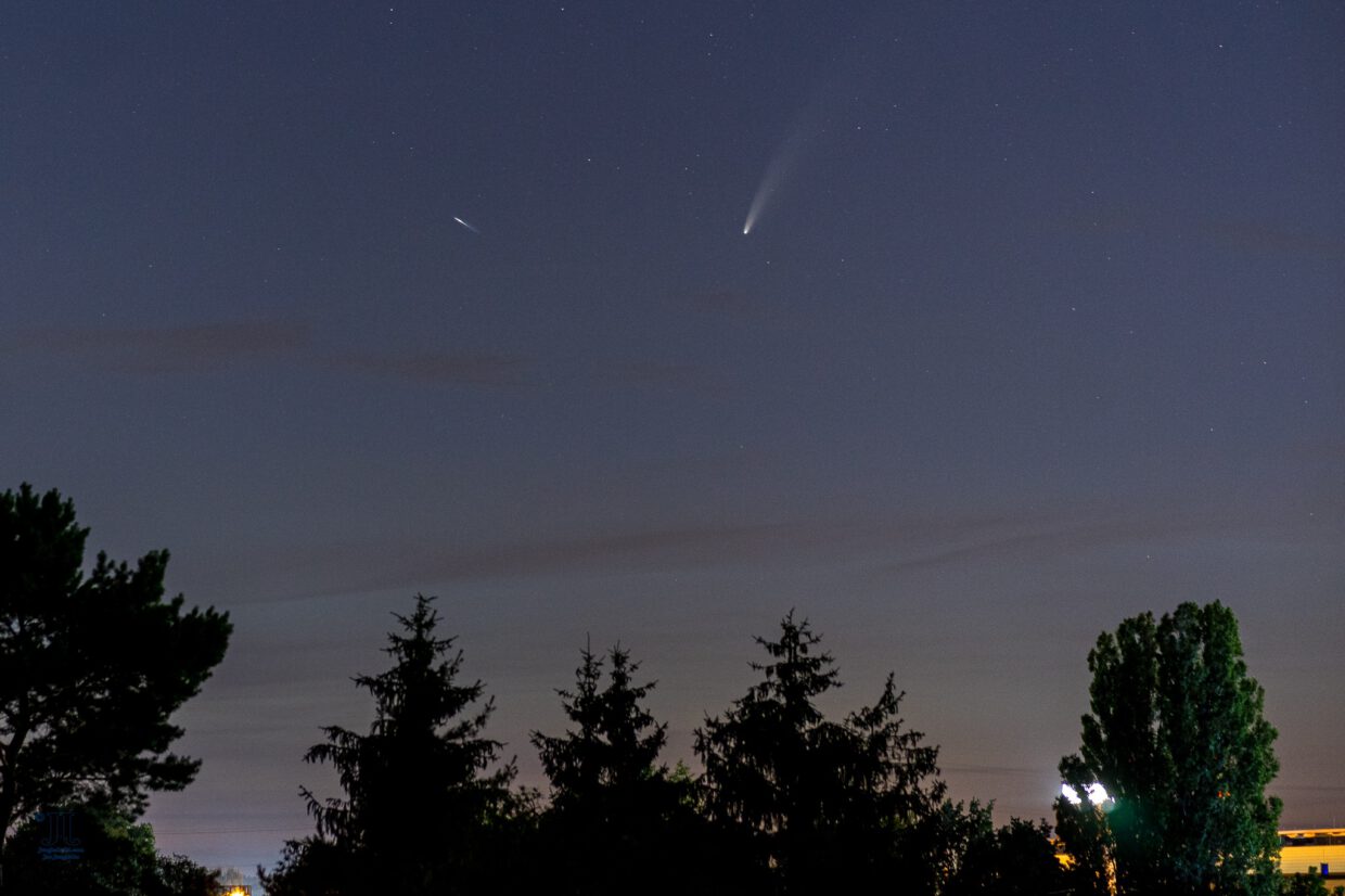 Eine zweite Sternschnuppe zeigt sich vor dem Komet Neowise (C/2020 F3)