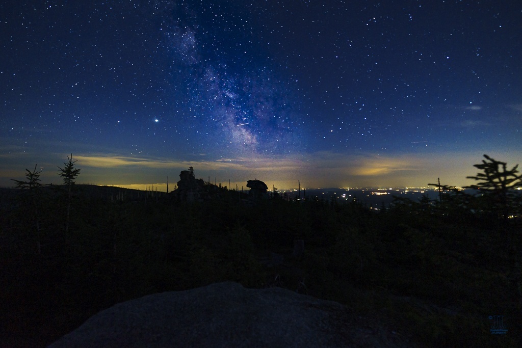 Links neben der Milchstraße sind Jupiter und Saturn zu erkennen. Die beiden ziehen auch über den Septemberhimmel.